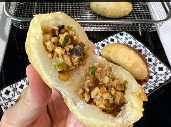 step9: 炸至脹大和呈現金黃色，美味的咸水角就完成。