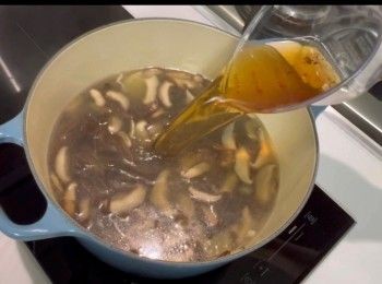 step12: 加入湯底和冬菇水，煮至滾起。