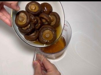 step1: 將冬菇浸過夜，留起冬菇水備用。