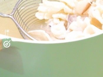 step4: 魷魚汆水兩分鐘備用
Blanch squid pieces for 2 minutes then set aside.