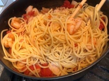 step7: 接著拌入意粉和海鮮略炒，上碟後灑上少許香草碎。完成！