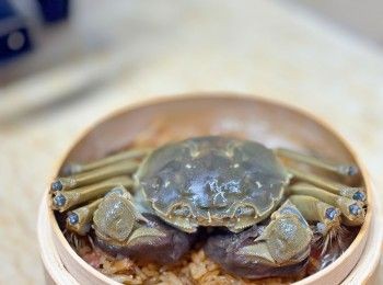 step1: 事先預備好炒好的糯米飯🍚並在放在竹籠上鋪好