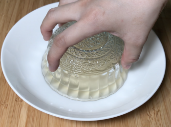 step5: 煮好後，將所有材料夾起，因為虹吸現象，蘋果洋蔥水跑到碗裏，把碗拿起就會看到精華所在