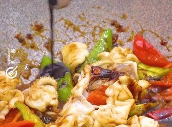 step7: 下生抽、老抽及糖兜勻，完成
Add remained seasonings. Stir well. Done.