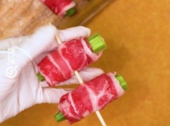 step2: 把秋葵用肥牛卷起成一串串
Roll okra with beef slices and fix with skewer sticks.