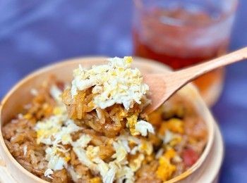 step3: 蒸15~18分鐘，再將蟹肉及蟹膏取出撈好，再放上少量的陳醋調味即可