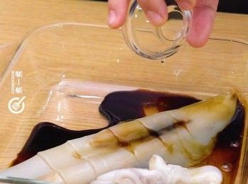 step2: 將所有醬料與魷魚混合，醃最少15分鐘
Marinate the squid with all sauces for 15 minutes.