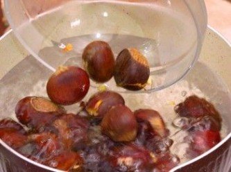 step1: 栗子殼鎅十字花，放滾水中煮10分鐘
Cut a cross on top of each chestnut. Boil for 10 minutes.