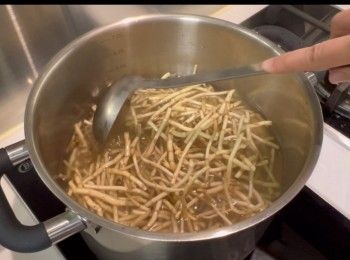 step6: 最後，加入魚腥草，以中火煮15分鐘即可。