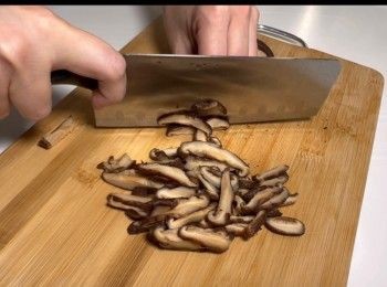 step7: 將冬菇切薄片。