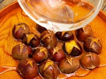 step3: 將砂糖、暖水及菜油拌勻，淋在栗子上拌勻
Mix well sugar, warm water and vegetable oil. Pour over chestnuts.