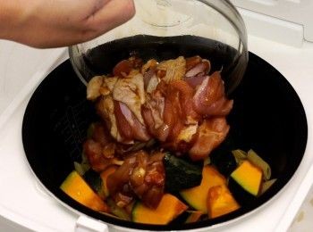 step4: 加入味噌、南瓜及雞，拌勻後續煮15分鐘
Add Miso, pumpkin and chicken. Stir well and cook for 15 minutes.