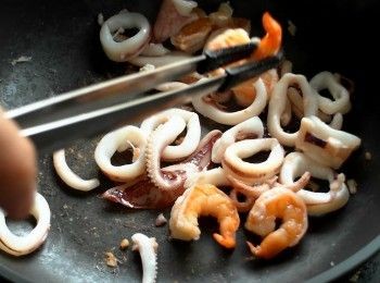 step3: 熱鍋不加油，放入蝦仁與中卷乾烙。變色後取出。