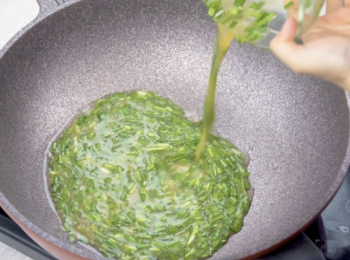 step4: 下蛋液，快手兜炒至凝固，完成
Add beaten egg. Stir fry swiftly until egg set. Done.