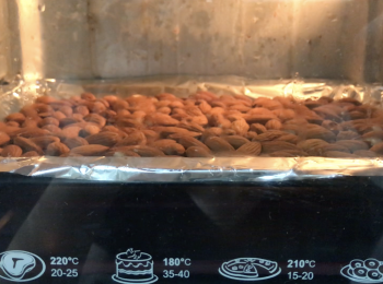 step3: 將杏仁放在包錫紙的焗盤上，平均擺放，預熱焗爐170 攝氏度，放下層焗5分鐘，放上層焗5分鐘，杏仁表面變微微深色即可，不宜太過深色