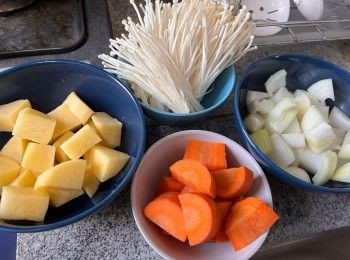 step3: 處理蔬菜部份：香菇片用清水浸泡至少30分鐘至軟身，完成後把香菇片取出瀝去水份，浸泡的水留用；金針菇去除底部，用廚房紙巾抹去雜物，撕成小塊；甘筍、馬鈴薯、洋葱切塊備用。