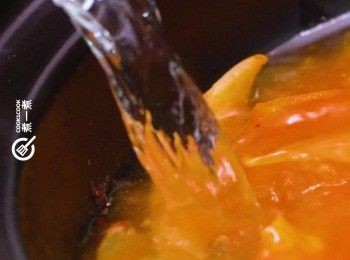 step4: 加入高湯/熱水
Add hot water or stock.