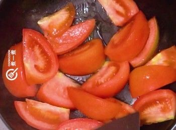 step3: 煲內加入少許油燒熱 , 加入蕃茄爆炒至出茄油 , 再加入洋蔥 
Heat some oil in a pot. Stir fry tomato until it release red sauce. Add onion.