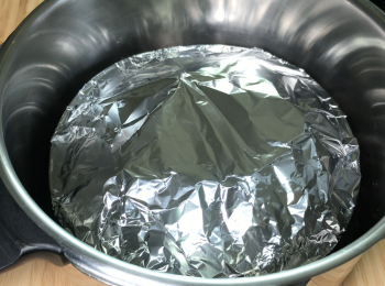 step4: 包錫紙，隔水蒸，壓力煲大火煮至第2條壓力線，轉小火煮10分鐘，關火；如果用普通煲，就大火蒸半小時，煮好後