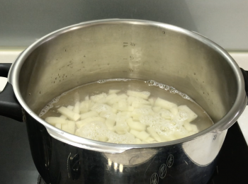 step2: 馬鈴薯削皮，切小塊，加水煮軟