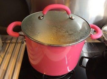 step10: 中大火煲滾後，加蓋轉中火煮約20分鐘