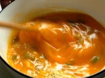 step2: 雞蛋打入碗中，加入所有調味料以及蔥花拌勻成蛋液。