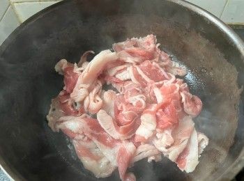 step2: 先將肥牛肉片切成3等份，燒熱鍋後炒至8分熟，用廚房紙巾吸走多餘油份。