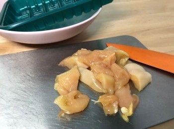 step3: 將雞肉切成小塊，然後放在攪拌器中攪成肉泥，之後放入洋蔥碎和粟米粒，再加入少許麻油、糖、胡椒粉和醬油調味，醃約10分鐘，然後搓成漢堡扒形狀，備用。