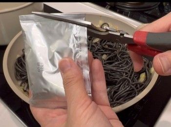 step5: 倒入意粉，炒至微香。