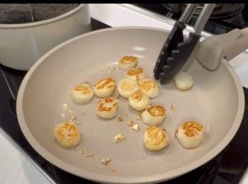 step3: 於平底鑊加入適量的橄欖油，爆香蒜蓉，再加入已解凍和吸乾水份的帶子，將帶子兩邊煎至金黃色，灑上適量的黑椒和海鹽調味。