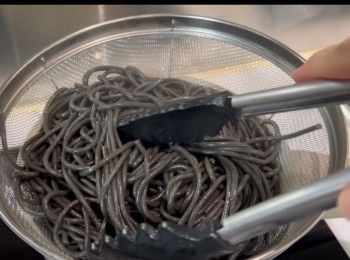 step2: 將煮好的意粉瀝乾水份備用，可以加入適量的橄欖油，使意粉不會黏在一起。