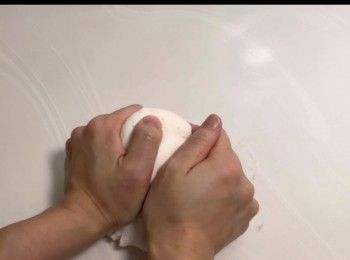 step4: 3小時後，從雪櫃取出麵團，在乾淨的工作枱上稍為搓揉，不要搓過長時間，以免麵團變得太軟