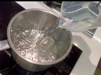 step3: 於煲內加入清水。