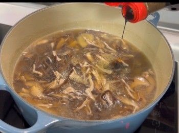 step15: 用老抽調色。