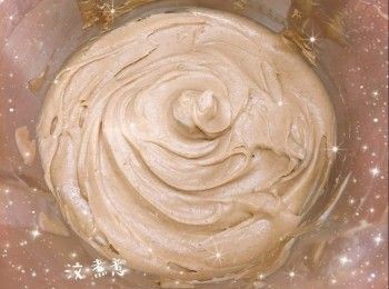 step4: 再逐少加入鮮奶（需分次加入，調整濃稠度），攪拌至完全均勻，待涼