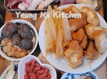 step1: 猴頭菇浸約半小時至軟身，洗淨底部清理完黑點污垢，中途需換水數次，每換一次水前就先渣乾水，煲湯前再揸乾淨水。青邊鮑和響螺頭待解凍後洗刷乾淨。其他材料洗淨備用。薄花膠洗淨後也汆水一下。<a href="https://bit.ly/3kLFTWO" target="_blank" data-keyword="雞腳" class="guide-link"><strong>雞腳</strong></a> <span style="display:inline-block;vertical-align:middle;margin-top:-3px;color:initial;border-radius:3px;padding:2px 3px;font-size:12px;line-height:14px;background:#87d300;color:#fff;">即買</span> 洗淨及剪去腳甲。<a href="https://bit.ly/3kLFTWO" target="_blank" data-keyword="雞腳" class="guide-link"><strong>雞腳</strong></a> <span style="display:inline-block;vertical-align:middle;margin-top:-3px;color:initial;border-radius:3px;padding:2px 3px;font-size:12px;line-height:14px;background:#87d300;color:#fff;">即買</span> 與豬肉洗淨後，一同汆水備用。