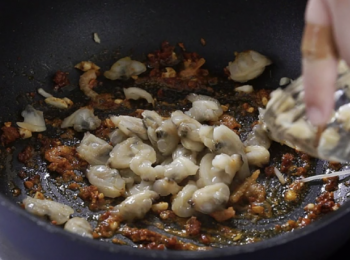 step2: 燒熱油，爆香蝦米和蒜頭，再加入蝦米辣椒醬爆香，加入蜆肉、韭菜和銀芽大火快炒，加鹽、糖、老抽和紹酒炒勻，粟粉芡水收汁。
Heat the oil, stir fry dried shrimp and garlic. Then put in dried shrimp and chili paste. Put in clam, Chinese chive and bean sprout. Season with salt and sugar. Put in dark soy sauce and Shao Xi