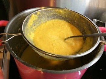 step13: 取出粟米湯，用筲箕隔渣 (用小匙不斷打圈，讓湯滲出)
如喜歡吃粟米，粟米渣也很好吃呀，不要浪費啊！