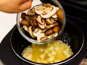 step4: 開蓋，加入雞湯、水、蘑菇及洋葱，關蓋續煮20分鐘
Open the cover, add chicken broth, water, mushroom slices and onion. Cook for 20 minutes.