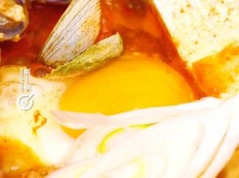 step5: 滾起後加入雞蛋，放上大葱，完成
Add egg and leek and after boiled. Done.