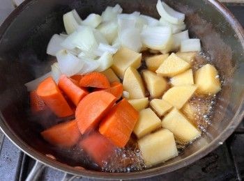 step4: 在鍋中加入水、浸香菇片的水、香菇片和調味料，再放入馬鈴薯塊、甘筍塊、洋葱塊和香菇片。