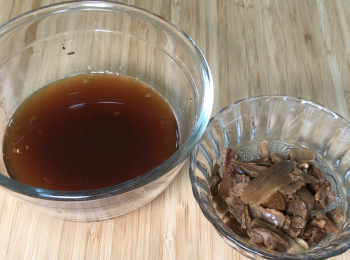 step1: 處理好乾牛肝菌和浸泡牛肝菌的水，做法可參考「處理乾牛肝菌」；鴻喜菇切掉底部 ，用水洗淨