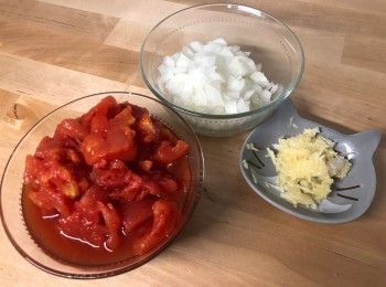 step3: 將大蒜、洋蔥和罐裝蕃茄切碎。