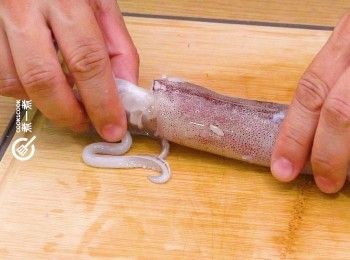 step1: 魷魚除去眼、內臟和軟骨，洗淨抹乾及𠝹橫紋
Remove the eye, internal organs and soft bone of the squid. Wash and pat dry. Cut some slits widthwise on one side of the squid.