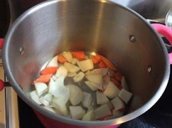 step4: 預備一鍋子，下油，油微熱，中火，放入甘筍、洋蔥炒勻