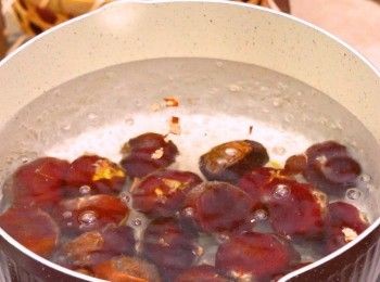 栗子殼鎅十字花，放滾水中煮10分鐘
Cut a cross on top of each chestnut. Boil for 10 minutes.