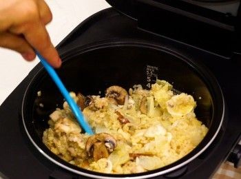 step7: 加入芝士碎和番茜碎拌勻，完成
Stir with shredded parmesan and parsley flakes. Done.