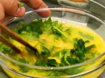 step2: 雞蛋加入雞湯、味醂、鹽及糖拂勻，再加入芫荽碎拌勻
 Whisk eggs with chicken broth, mirin, sugar and salt. Then mix with chopped coriander.