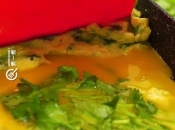 step6: 在煎鍋的空位上再加入蛋液，煎至微熟
Add more egg liquid inside the pan. Pan fry over low heat until just cooked.