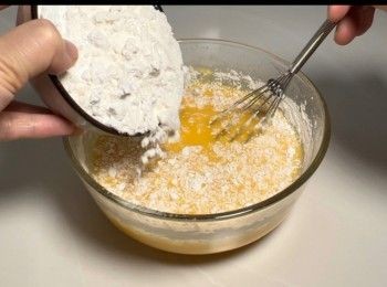 step5: 加入木薯粉（分幾次加入）攪至無粒狀。